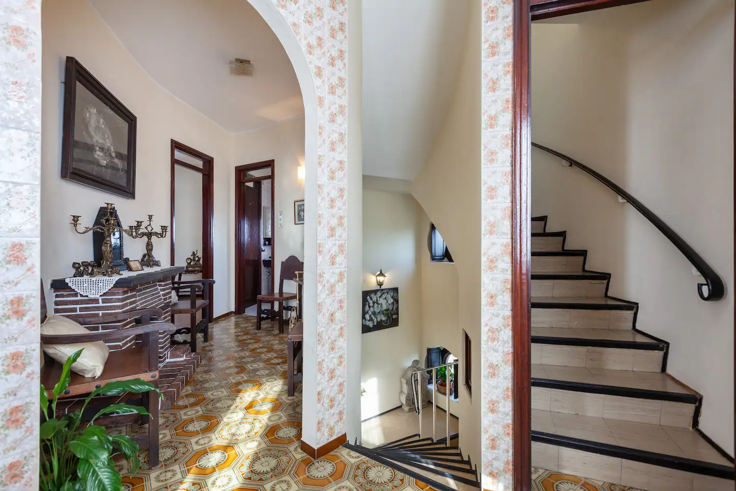 Entrance hall and curved staircase